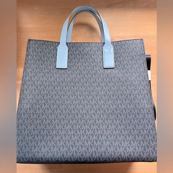 Excellent Michael Kors Kenly Tote Shoulder Bag light blue and silver hardware. - Picture 2 of 9